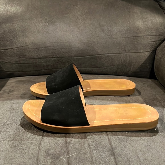 NWOT Black with tan sole. My feet are too narrow for them to stay on. - Picture 1 of 4